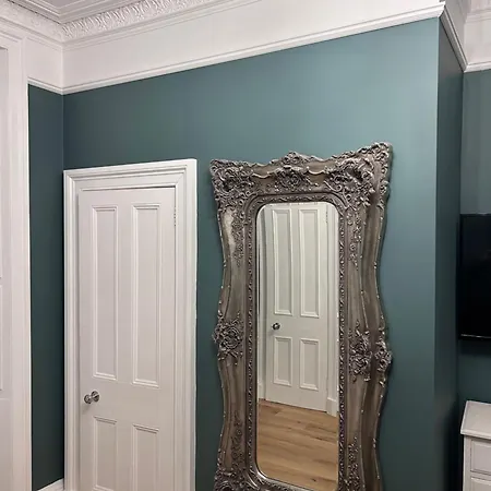 2 Bedroom Main Door Flat In The Centre