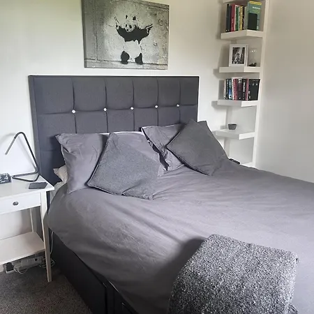 2 Bed Flat - Sleeps 4 - Pets - Parking - Wifi * Edinburgh