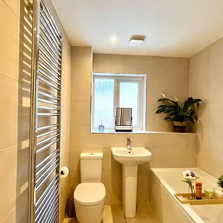 Modern And Spacious With Large Garden Hébergement de vacances *