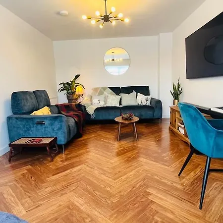 Modern And Spacious With Large Garden Edinburgh