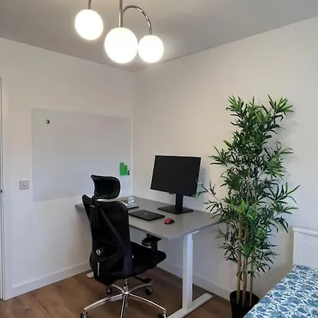 Modern And Spacious With Large Garden Holiday home