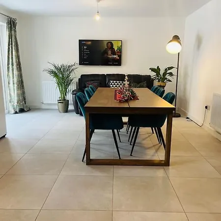 Modern And Spacious With Large Garden Hébergement de vacances *
