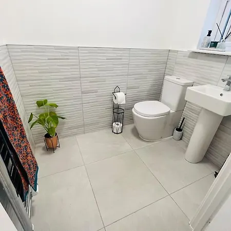 Modern And Spacious With Large Garden *