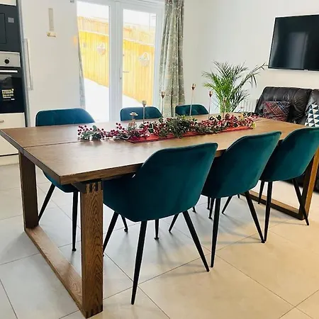 Hébergement de vacances Modern And Spacious With Large Garden *