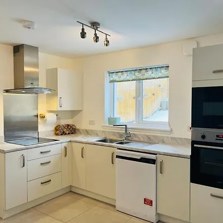 Modern And Spacious With Large Garden *