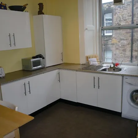 Old Town Apartment, Spacious 2 Bedroom 3rd Floor Close To Castle, Stair Access Only Edinburgh