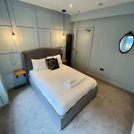 Boutique Castle View 3 Bedroom Apartment *