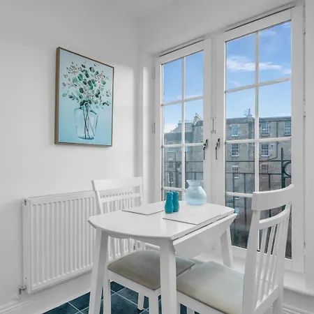 Guestready - Light & Airy In New Town