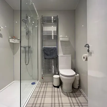 Spacious Boutique Two-bedroom Next To The Castle Apartamento