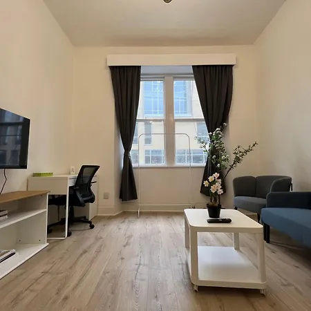 Spacious Boutique Two-bedroom Next To The Castle