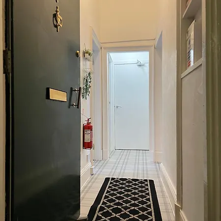 Spacious Boutique Two-bedroom Next To The Castle