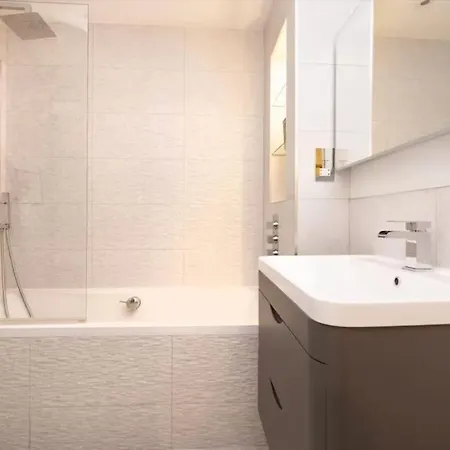Stylish Flat With Free Parking *