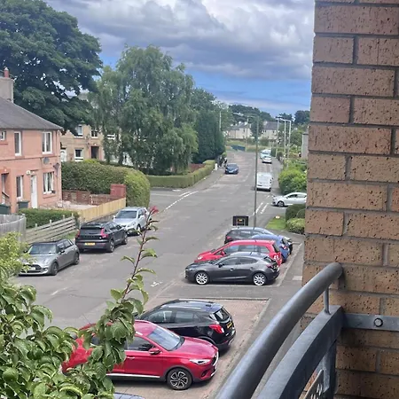 2 Bed Flat - Sleeps 4 - Pets - Parking - Wifi