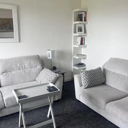 Apartment 2 Bed Flat - Sleeps 4 - Pets - Parking - Wifi *