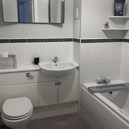 2 Bed Flat - Sleeps 4 - Pets - Parking - Wifi Edinburg
