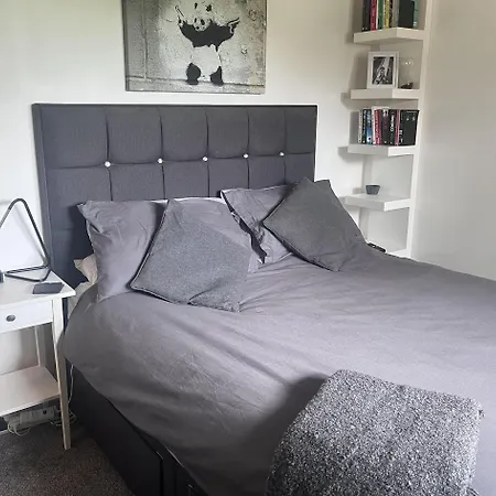 2 Bed Flat - Sleeps 4 - Pets - Parking - Wifi Lägenhet