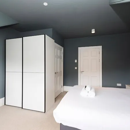 Joivy Spacious 2br Apt, Moments From West End Edinburgh