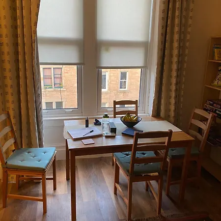 In Historic Tenement Shared Near Old Town Homestay Edinburgh