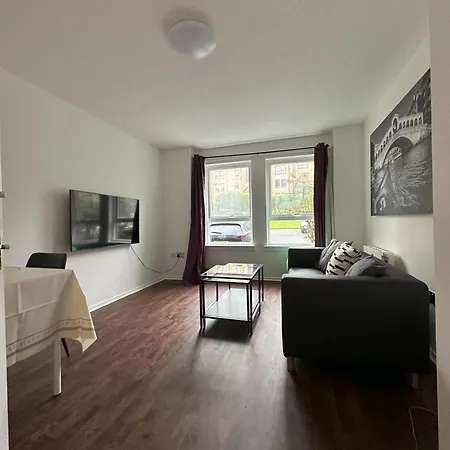 Two Bedroom Flat Close To Meadows With Free Parking By Parking Permit *