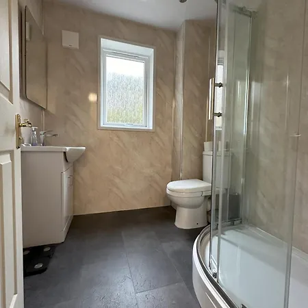 Two Bedroom Flat Close To Meadows With Free Parking By Parking Permit