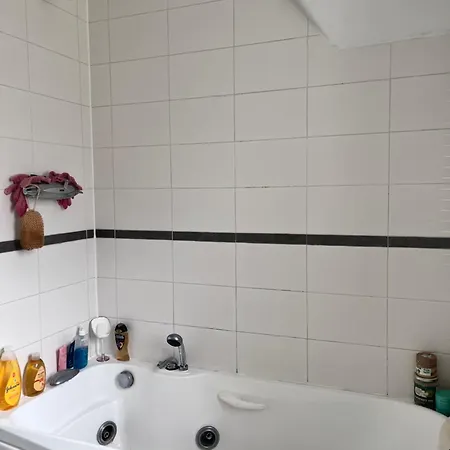 Private In Charming Detached House In Newington