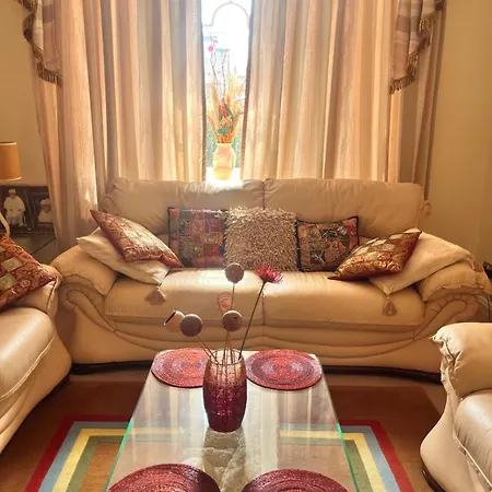 Rum i privatbostad Private In Charming Detached House In Newington