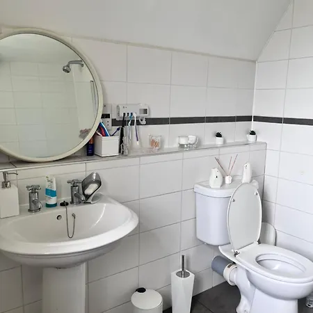 Private In Charming Detached House In Newington *