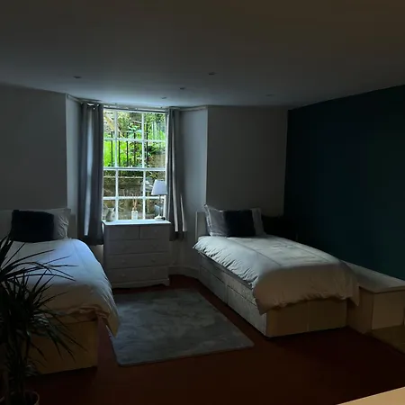 3 Bedroom Flat, Newtown Apartament *