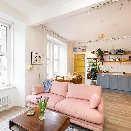 Inspiring 2-bedroom Apartament Edynburg