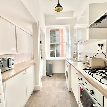 Bright Old Town Centre Apartament