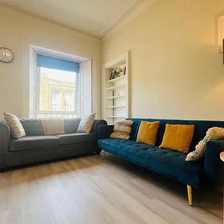 One Bedroom Behind Castle On The 3rd Floor * Edinburg