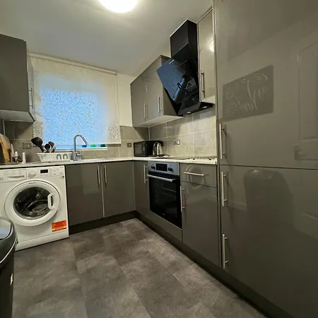 Two Bedroom Flat Close To Meadows With Free Parking By Parking Permit *