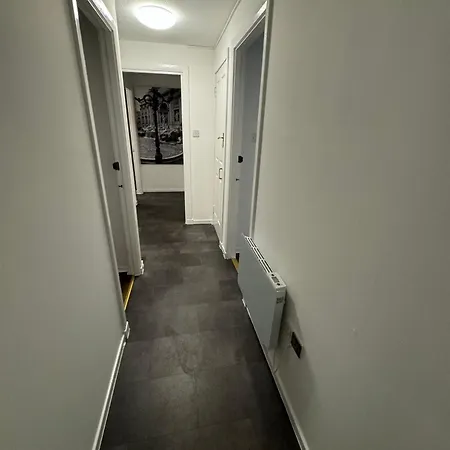 Апартаменты Two Bedroom Flat Close To Meadows With Free Parking By Parking Permit *