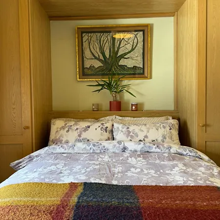 Homestay Central Deluxe Queen Edinburgh