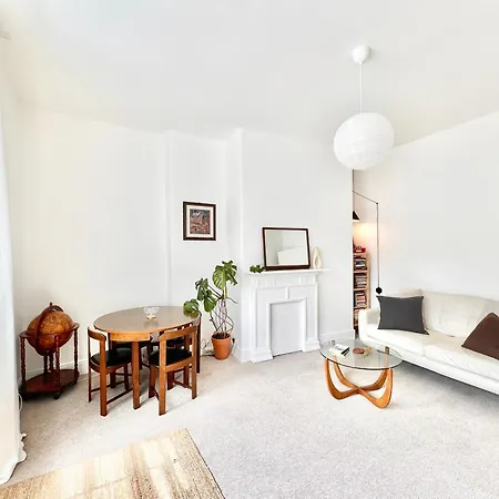 Bright Old Town Centre Apartment Edinburgh