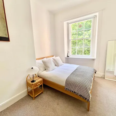 Bright Old Town Centre Apartment *