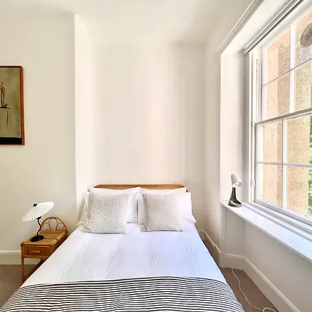 Bright Old Town Centre Apartment Edinburgh