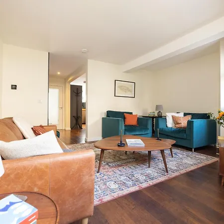 Delightful Maisonette Near Castle شقة *