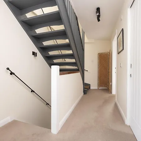 Delightful Maisonette Near Castle شقة