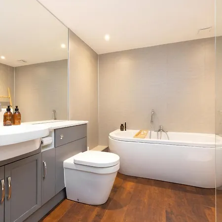 Delightful Maisonette Near Castle شقة *