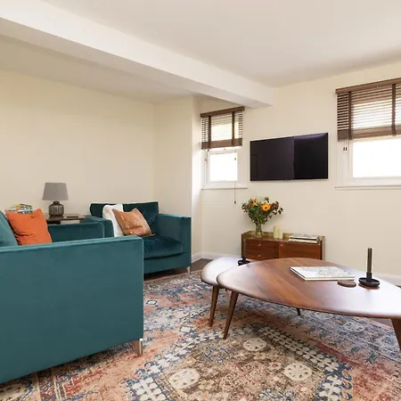 Delightful Maisonette Near Castle דירה *