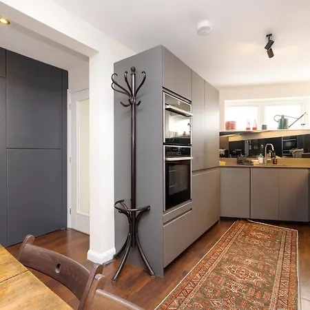 Delightful Maisonette Near Castle אדינבורו