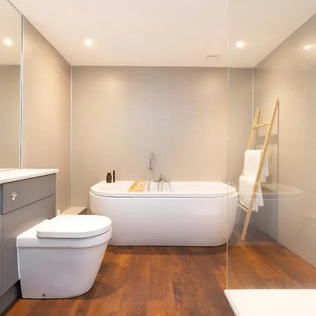 Delightful Maisonette Near Castle דירה *