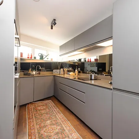 Delightful Maisonette Near Castle شقة