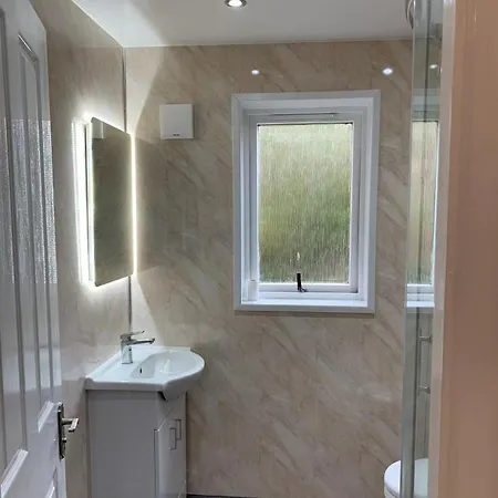 Two Bedroom Flat Close To Meadows With Free Parking By Parking Permit