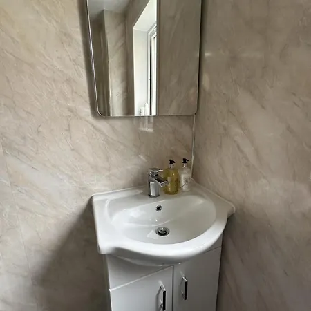 Two Bedroom Flat Close To Meadows With Free Parking By Parking Permit *