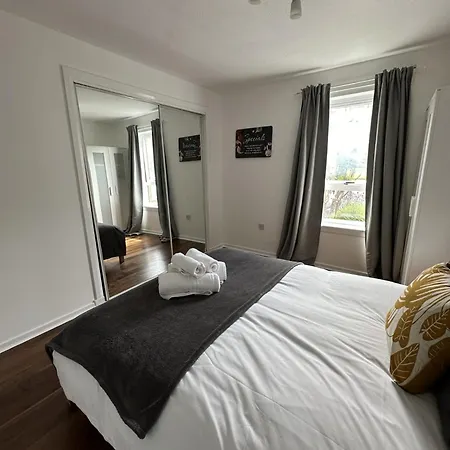 Two Bedroom Flat Close To Meadows With Free Parking By Parking Permit *