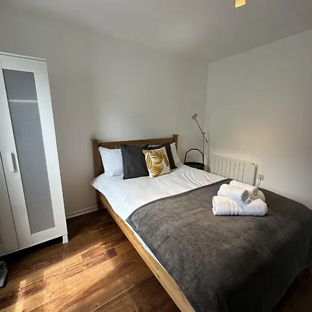 Two Bedroom Flat Close To Meadows With Free Parking By Parking Permit