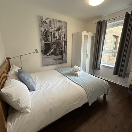 Two Bedroom Flat Close To Meadows With Free Parking By Parking Permit Апартаменты