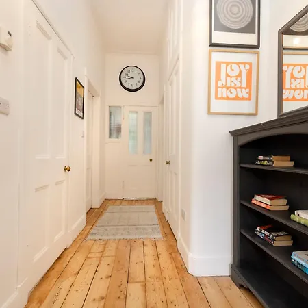 Elegant Stockbridge 2-bedroom - Ground Floor
